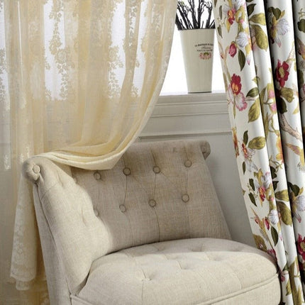 Gjennomsiktig gardin med elegant broderi