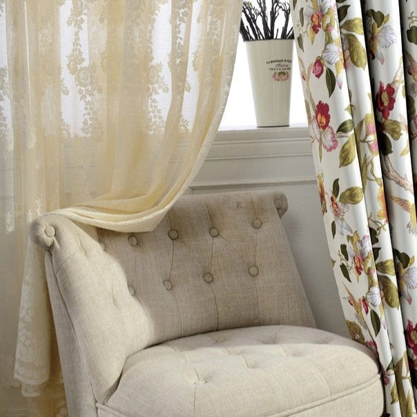 Gjennomsiktig gardin med elegant broderi