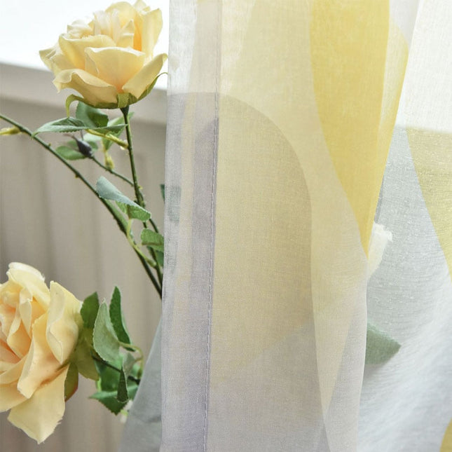 Tynn gardin med abstrakt mønster