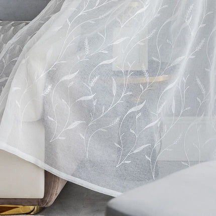 Gjennomsiktig gardin med broderte grener