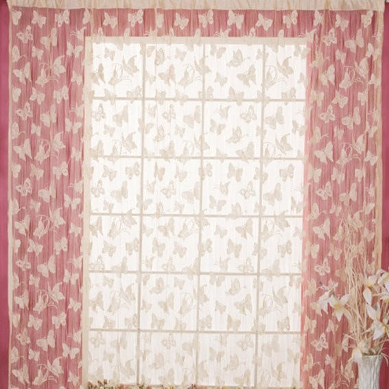 Tynn gardin med vakkert sommerfuglmønster