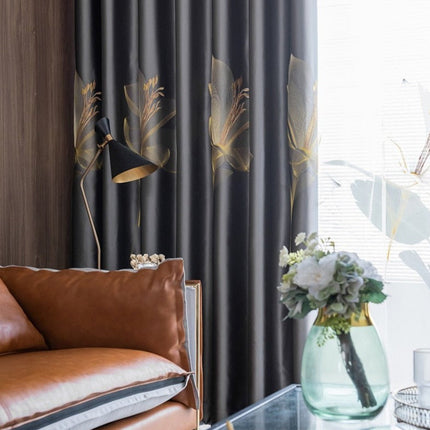 Grå mørkleggingsgardin med gyllent motiv