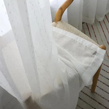 Hvit tynn gardin med diskret broderi