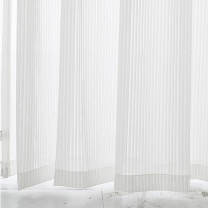 Lett gardin med plissert tekstur