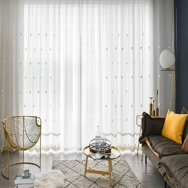 Voilegardin med små broderte blomster