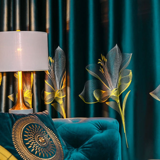 Blågrønn lystett gardin med blomstermotiv