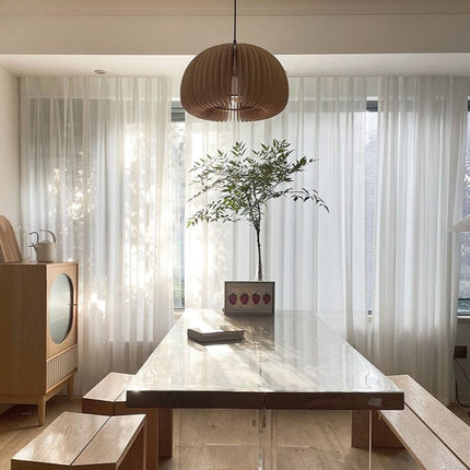 Lett gardin med plissert tekstur