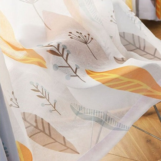 Lett gardin med gult bladmønster