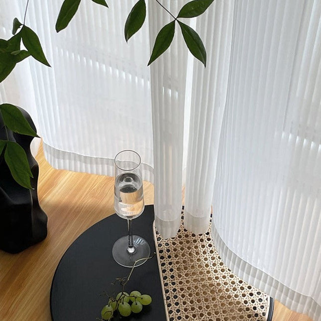 Lett gardin med plissert tekstur