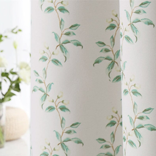 Gardin med grønt småbladet mønster