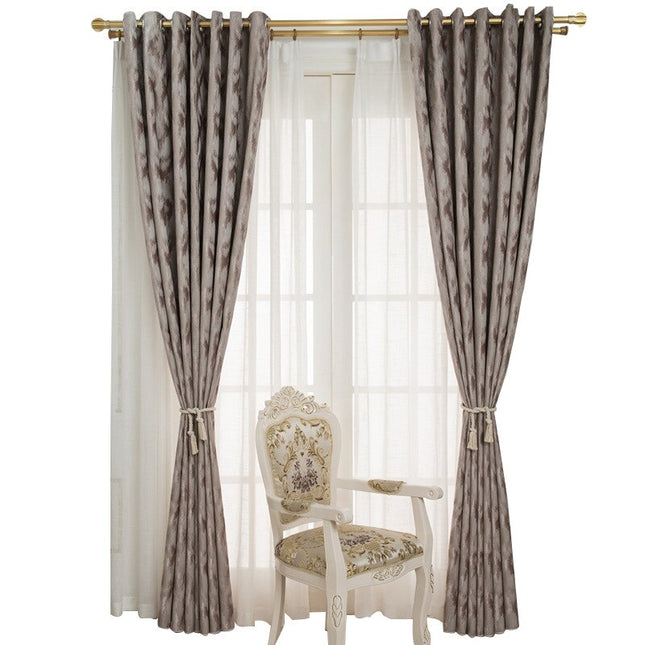 Mønstret lystett gardin i taupe farge