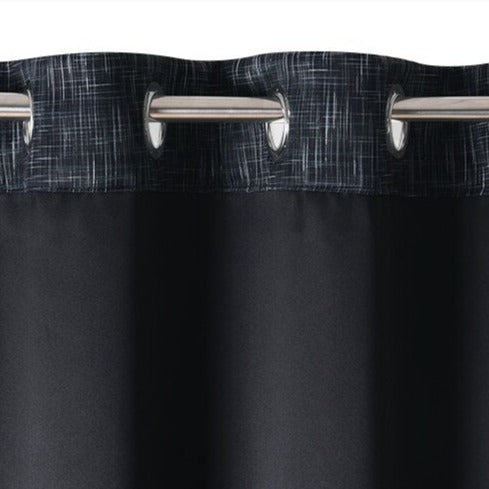 Lystett gardin med moderne rutemønster