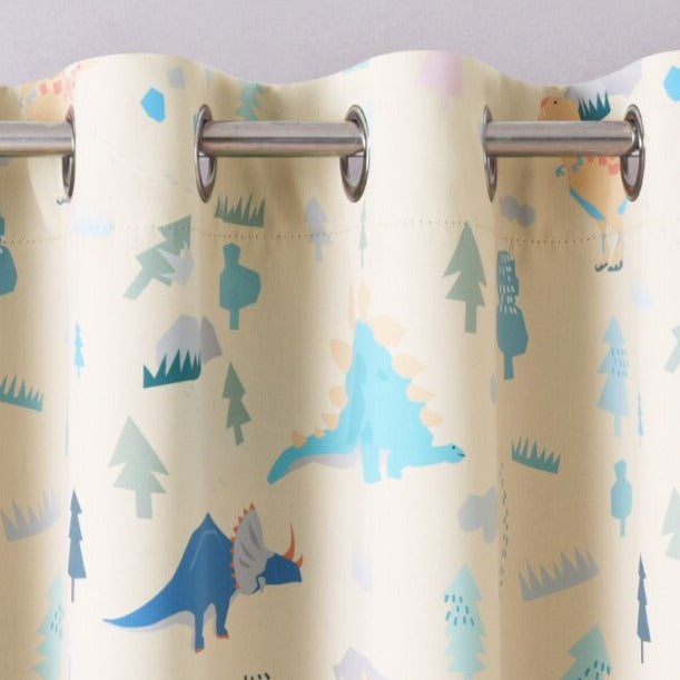 Beige mørkleggingsgardin til barnerom med dinosaurer