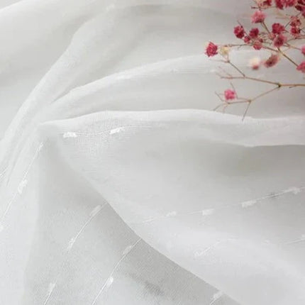 Hvit tynn gardin med diskret broderi