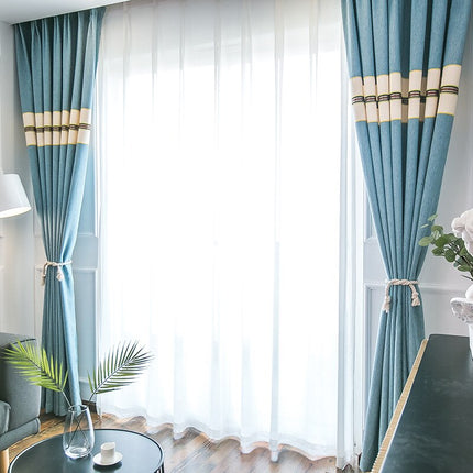 Blå gardin med linstruktur og detaljer