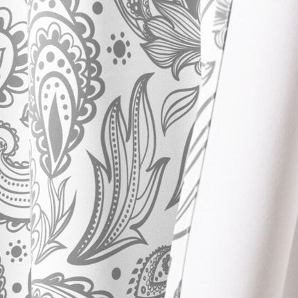 Dekorativ gardin med grått paisleymønster