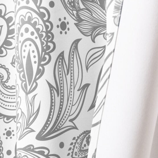 Dekorativ gardin med grått paisleymønster