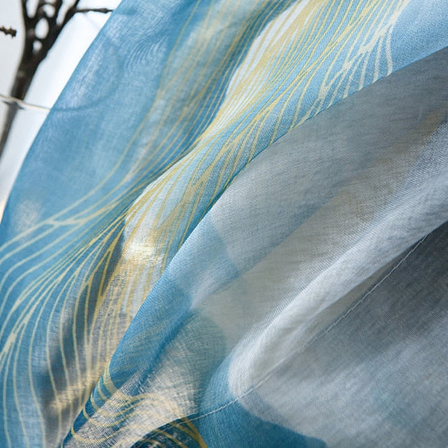 Gjennomsiktig gardin med gyllent bølgemønster