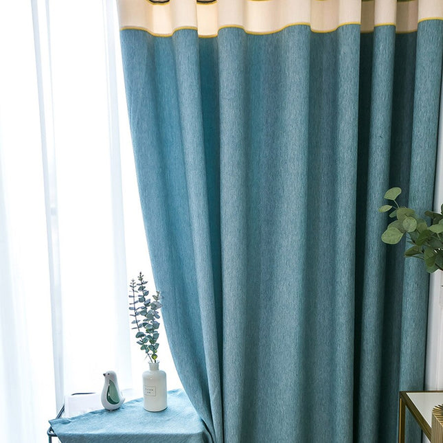Blå gardin med linstruktur og detaljer