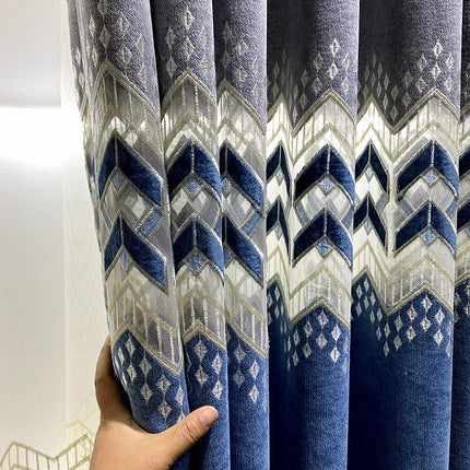 Brodert fløyelsgardin med geometrisk mønster