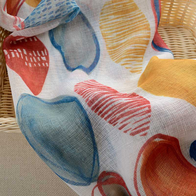 Tynn gardin med fargerikt mønster