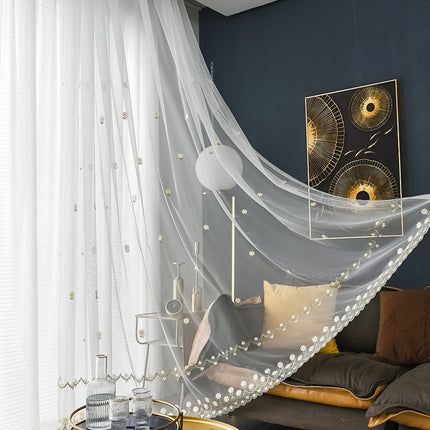 Voilegardin med små broderte blomster