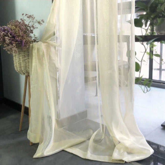 Tynn gardin med glitrende effekt