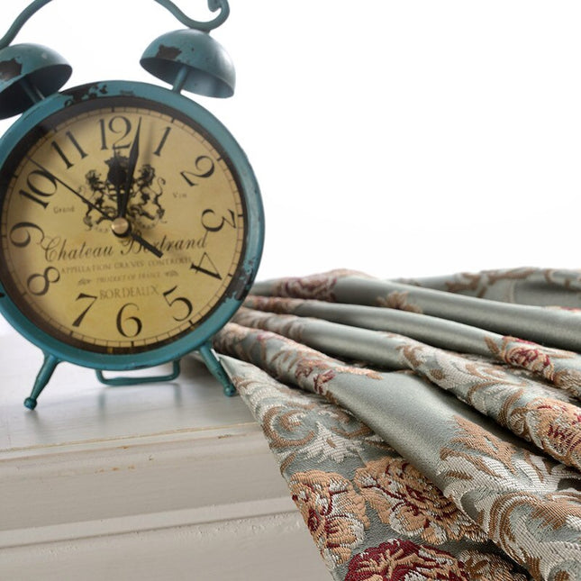 Lystett gardin med klassisk blomstermønster