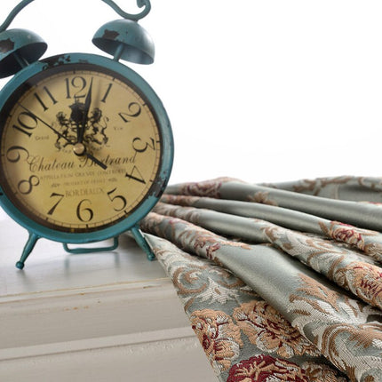 Lystett gardin med klassisk blomstermønster