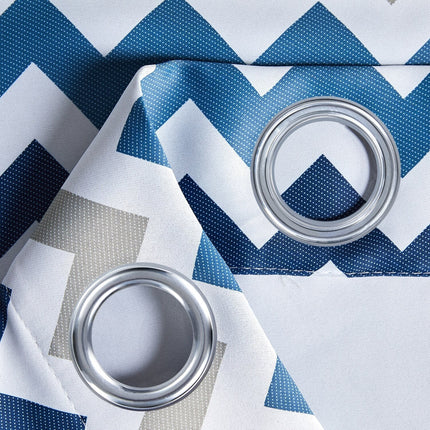 Blå mørkleggingsgardin med chevron-mønster