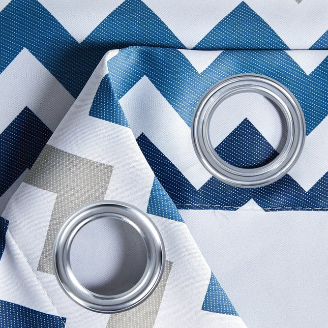 Blå mørkleggingsgardin med chevron-mønster