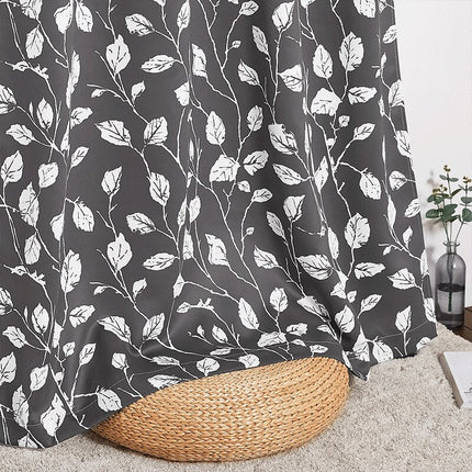 Mørk utendørs gardin med bladmønster