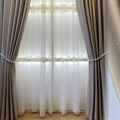 Tynn gardin med gyllen brodert bord
