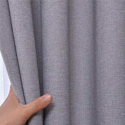 Lystett gardin med maljer grå