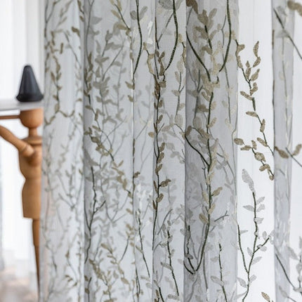 Tynn gardin med brodert greinmønster