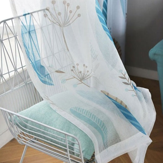 Tynn gardin med blått fjærmotiv