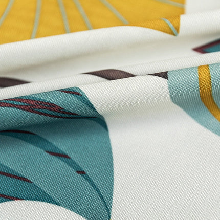 Gardin med fargerikt skandinavisk mønster