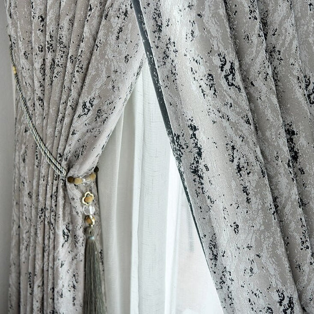 Lystett gardin med moderne abstrakt mønster