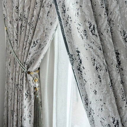 Lystett gardin med moderne abstrakt mønster