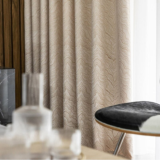 Brun mørkleggingsgardin med bølget mønster