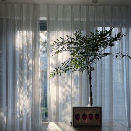 Lett gardin med plissert tekstur