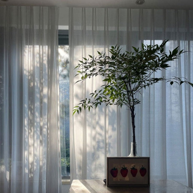 Lett gardin med plissert tekstur