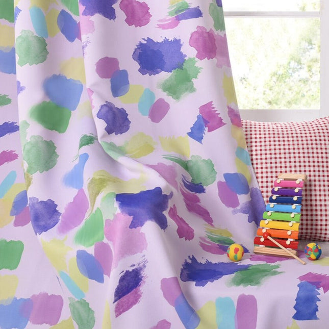 Fargerik gardin med abstrakt mønster