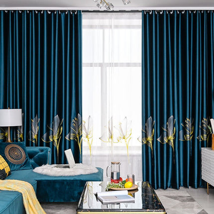 Florlett gardin med broderte blomster