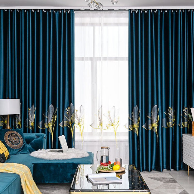 Florlett gardin med broderte blomster