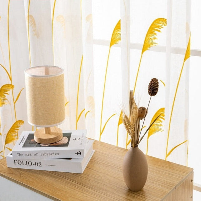 Tynn gardin med broderte gule strå