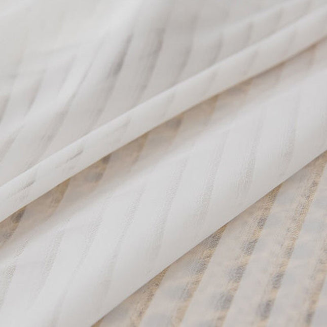 Lett gardin med praktisk borrelåsfeste