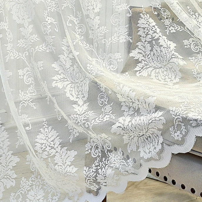 Gardin i blonde med blomstermotiv