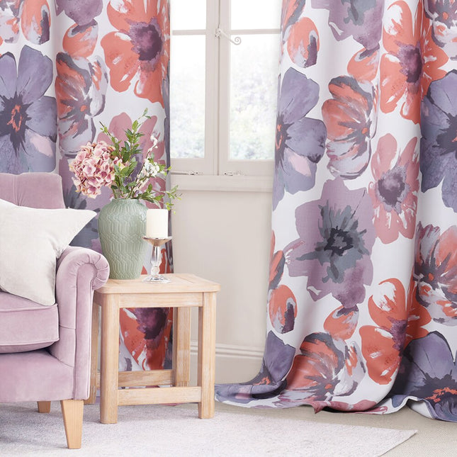 Gardin med fargerikt akvarell blomstermønster