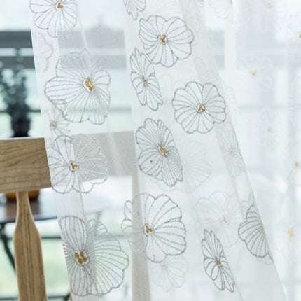 Hvit tynn gardin med broderte blomster
